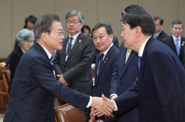 '정의로운 검사' 원했던 문재인…윤석열 탄생시켰다