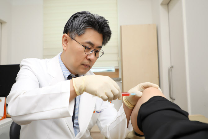 "PRP 관절강내 주사, 통증 감소·기능 개선 도움"