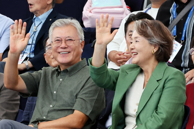 문재인 “우리 마음도 넉넉해지길…따뜻하고 행복한 추석 보내시라”