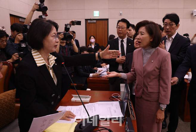 추미애-나경원 충돌 왜…불거지는 ‘송전망 국감’ 충돌