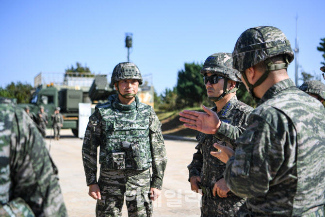 [포토]진영승 합참의장, 해병 연평부대 및 해군 전진기지대 대비태세 현장점검
