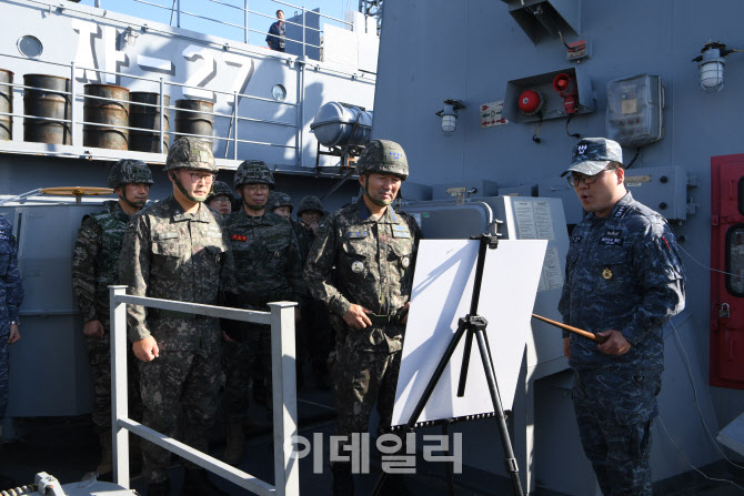 [포토]진영승 합참의장, 해군 전진기지 대비태세 현장점검