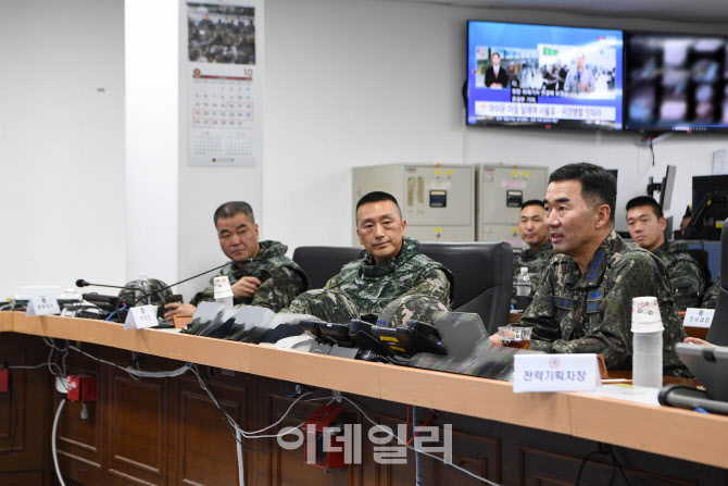 [포토]진영승 합참의장, 해병 연평부대 대비태세 현장점검