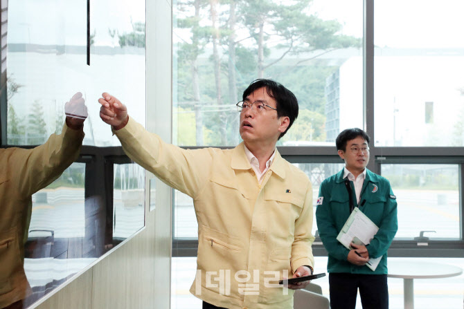 [포토]정부시스템 이전 준비 현황 청취하는 김민재 행안부 차관