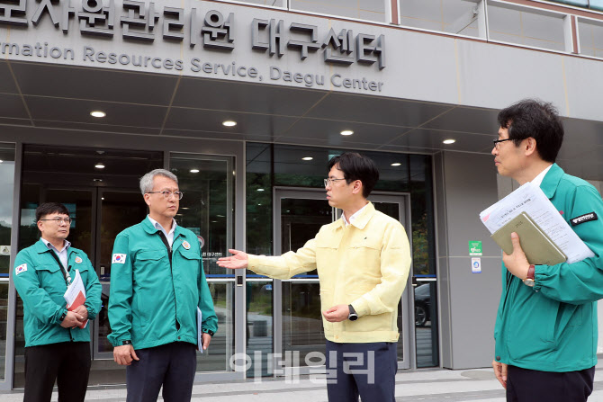 [포토]정부시스템 이전 준비 현황 점검하는 김민재 행안부 차관