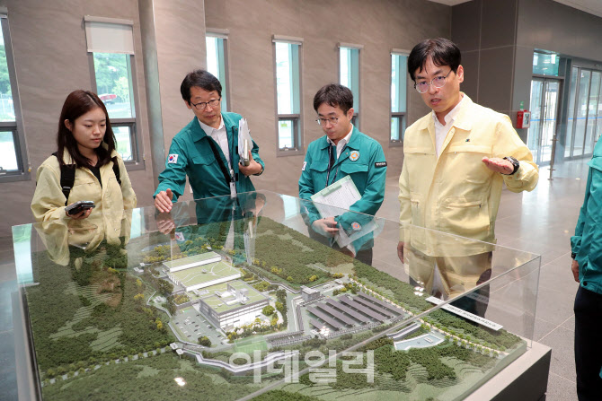 [포토]정부시스템 이전 준비 현황 점검하는 김민재 차관