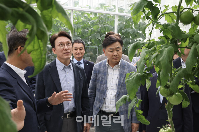 [포토]김민석 국무총리, 추석 연휴에 김제 스마트팜혁신밸리 현장방문