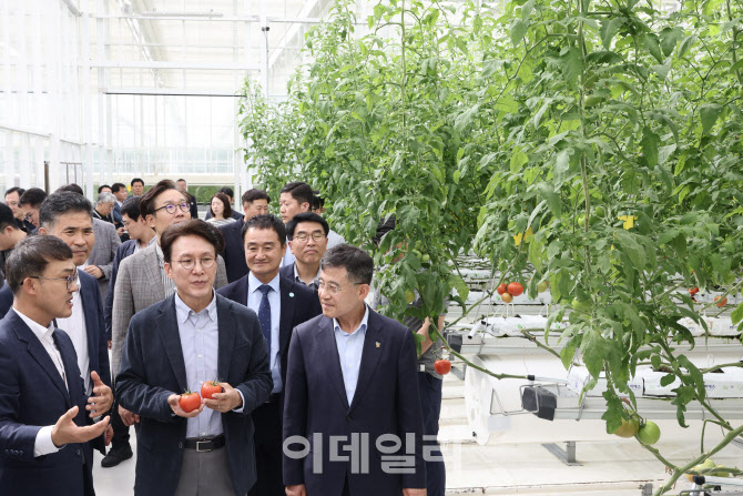 [포토]추석 연휴에 김제 스마트팜혁신밸리 현장방문한 김민석 총리