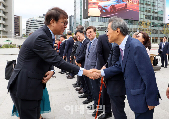 [포토]한글·국어 관련 단체 관계자들과 인사 나누는 최휘영 장관