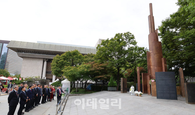 [포토]조선어학회한말글수호기념탑 찾은 최휘영 장관