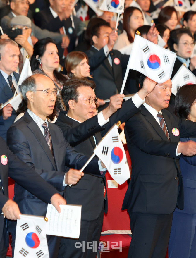 [포토]만세삼창 외치는 김민석 국무총리