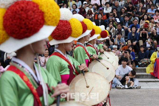 [포토]궁중문화축전 길놀이, 시선 뗄 수 없는 칼각