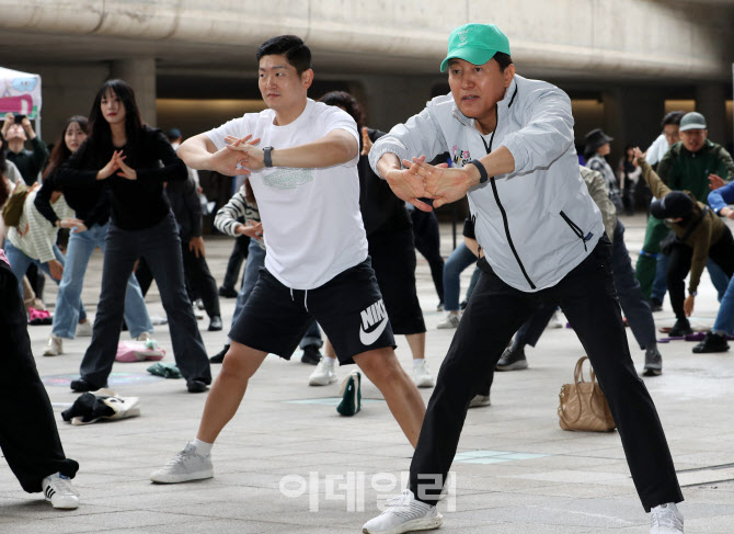 [포토] 몸푸는 오세훈 서울시장