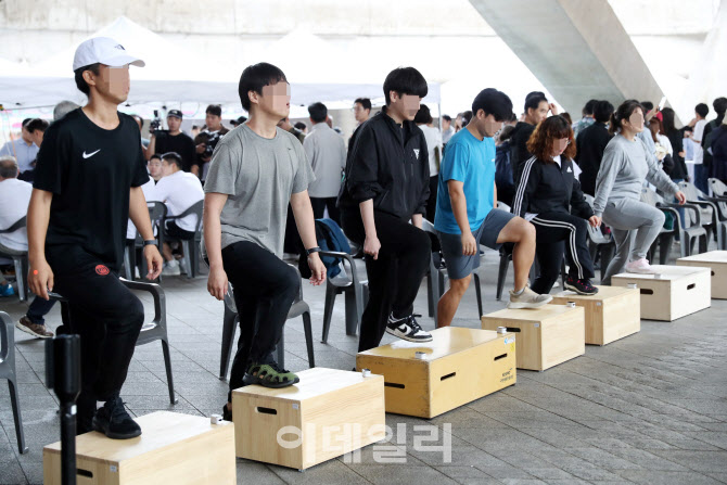 [포토] '한가위  확.찐.살. 확빼기 챌린지' 참석한 시민들