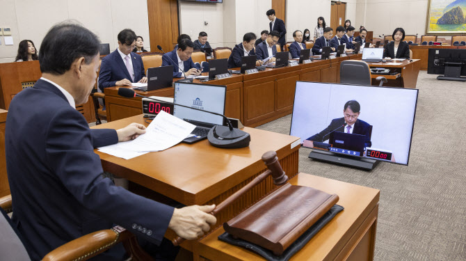롯데카드 해킹 사태부터 가계대출까지…국감 도마 위에