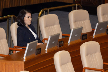 연휴 직전 체포·석방된 이진숙…어떤 쟁점 있었나[사사건건]