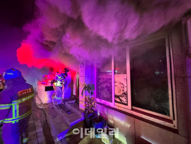 가평 식당 화재로 10대 남매 포함 일가족 4명 숨져