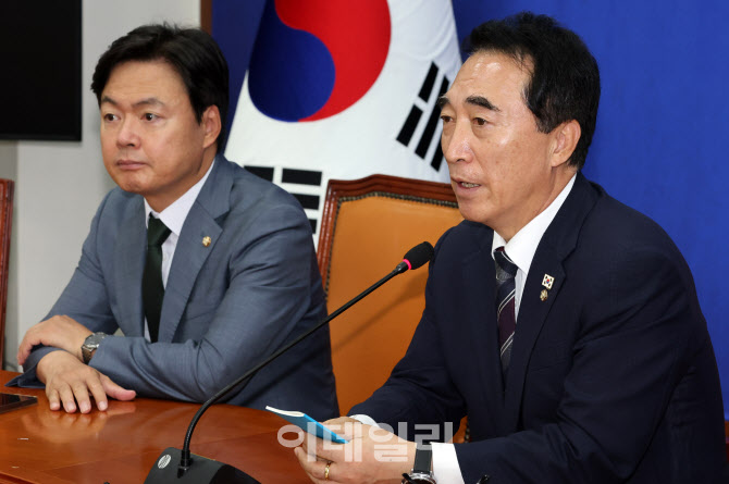 [포토]현안 관련 기자간담회 연 박수현 더불어민주당 수석대변인