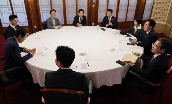 [속보]당정 "서울·경기 주택시장 엄중…종합대책 필요성 공감대"