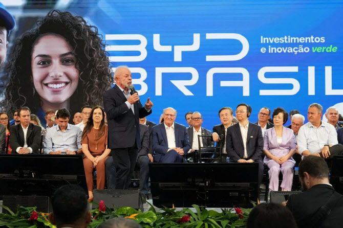 BYD, 브라질 룰라 대통령에게 1400만번째 전기차 증정