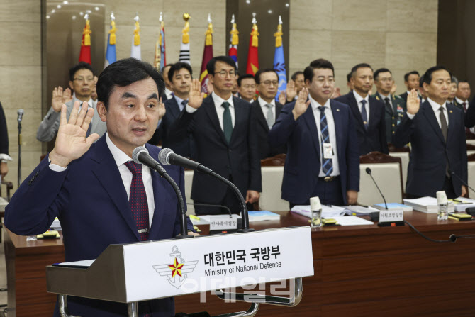 [포토]안규백 국방부 장관 증인선서