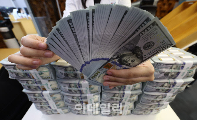 고환율 행진에…조선 웃고 철강 울고