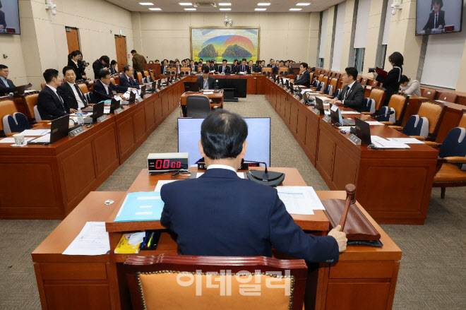 [마켓인]MBK 국감 소환에 'PEF 긴장'…정책 리스크, 새 변수로
