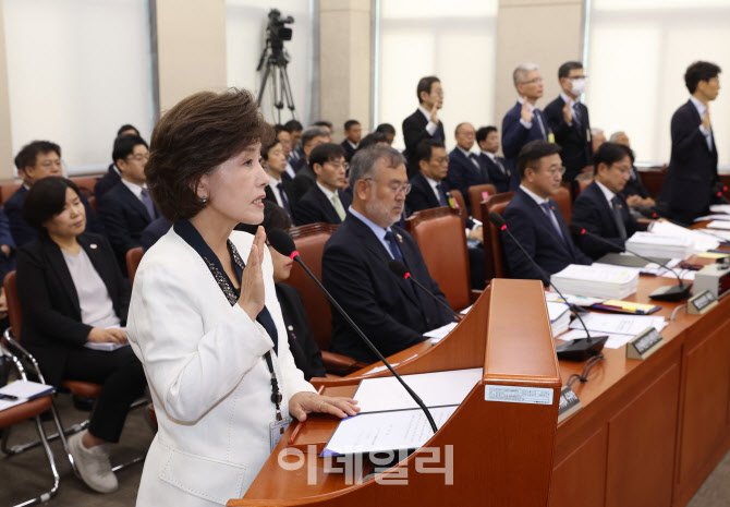 [포토]국정감사, '증인선서하는 박선영 진실화해위원장'