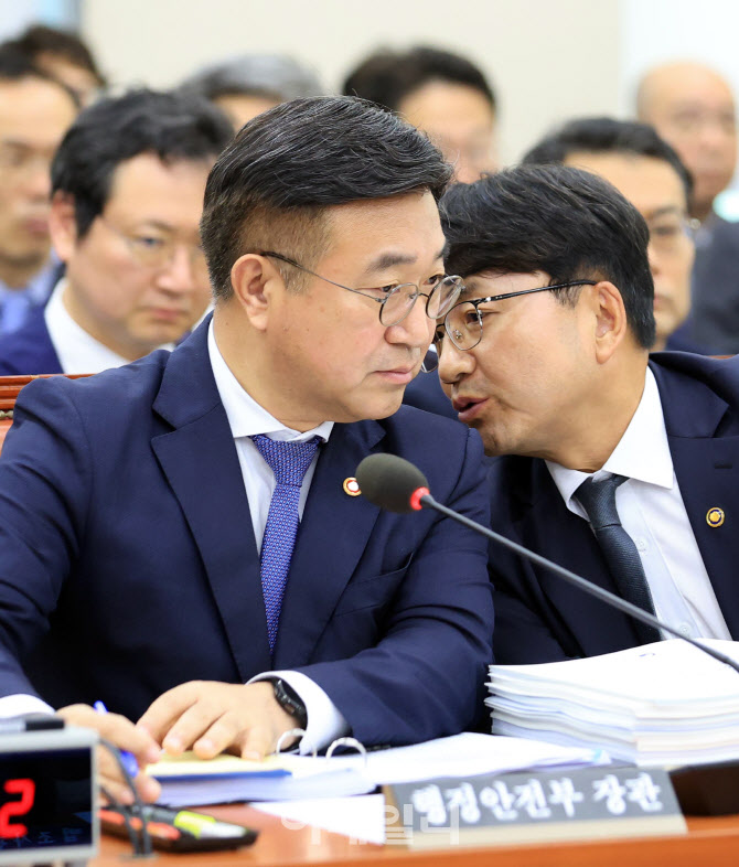 [포토]국정감사, '대화하는 윤호중-김광용'