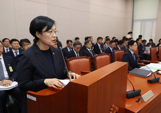 “중기부 2차관 인태연 찬성?” 질의에 한성숙 장관 “인사권자 몫”
