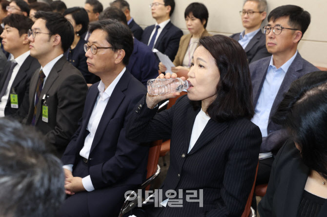 [포토]국정감사, '물 마시는 이진숙 전 방통위원장'