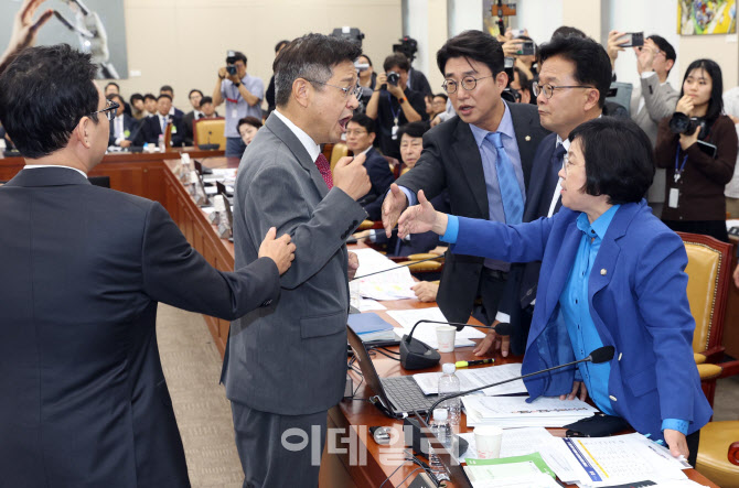 [포토]국정감사, '언쟁 벌이는 여야 의원들'