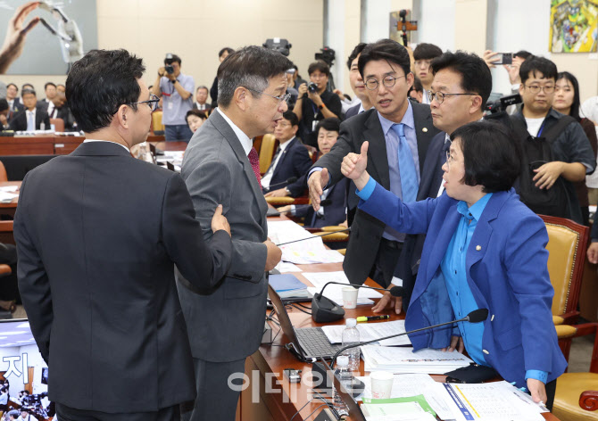 [포토]국정감사, '언쟁 벌이는 김현-김장겸'