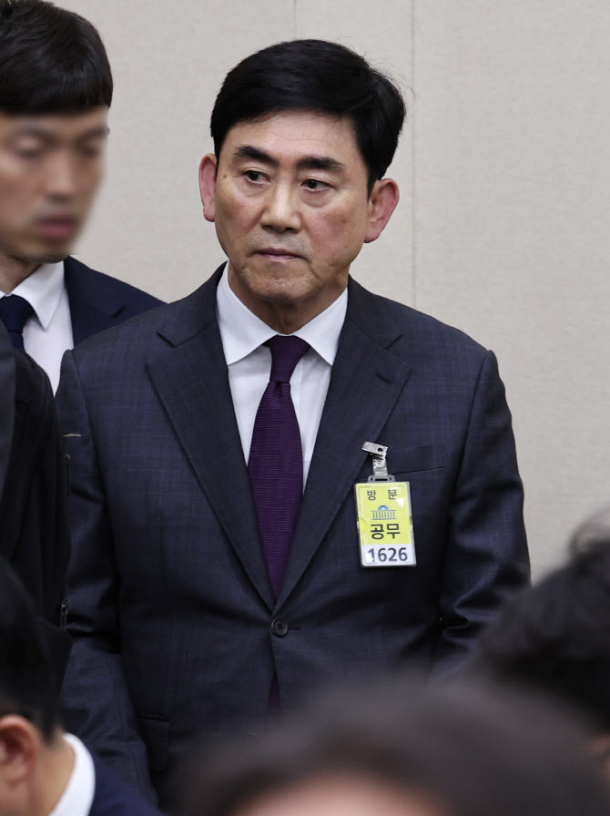 슈링크플레이션 논란에…송종화 교촌 대표, 국감서 뭇매