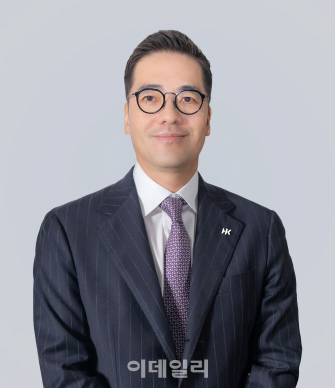 콜마비앤에이치, 3인 각자대표 체제…윤여원, 경영일선 물러나