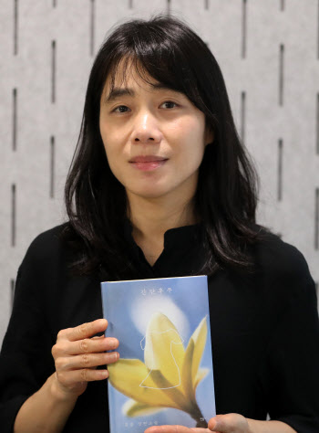 아픈 시간, 슬픈 장소…10년간 더듬어 써냈죠