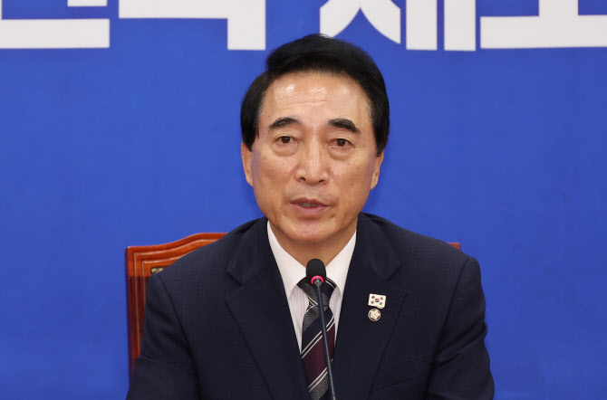 법사위 국감 단속 나선 정청래 "소란 자제해달라"