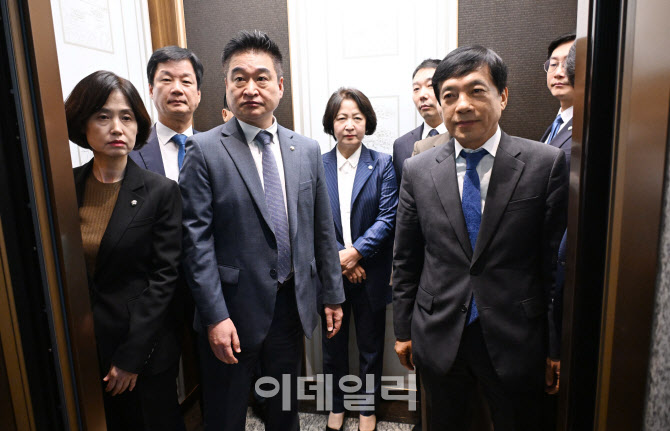[포토]법사위 의원들, 전자문서 접속 로그기록 확인