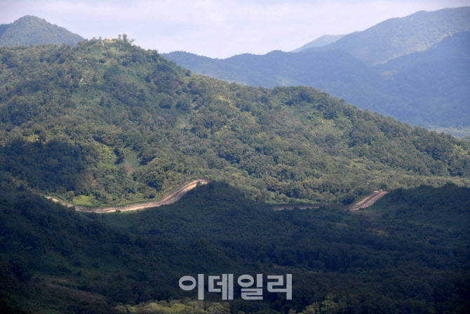 "유해발굴 재개, 도둑 기다리는 꼴" 비판에 국방부 "군사작전 이상 無"