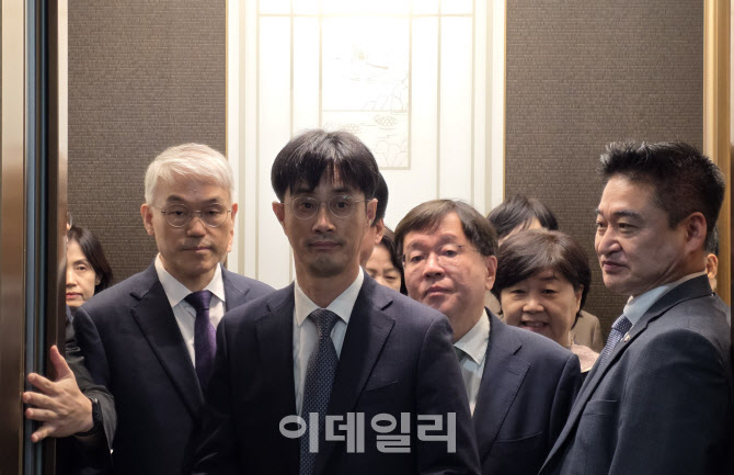 與, '사법부 권위 상징' 대법원 법대까지 올랐다