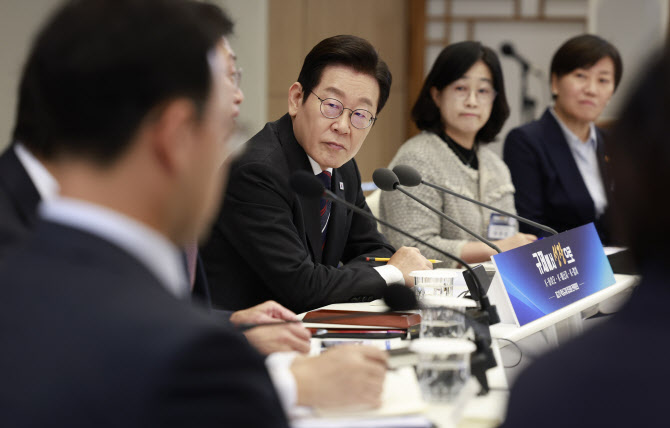 [속보] 李대통령 지지율 56%…민주 39%·국힘 23%[NBS]