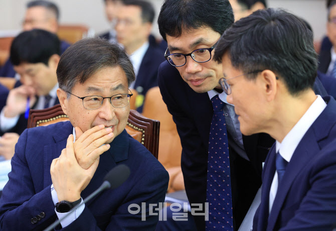 [포토]감사원 국정감사, '대화하는 최재해-정상우'