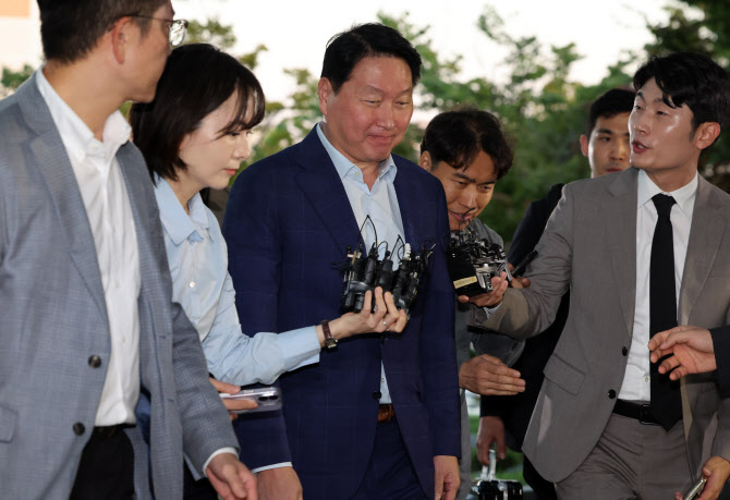 美출장길 오른 최태원 회장…‘이혼재판·골프회동’ 질문하니