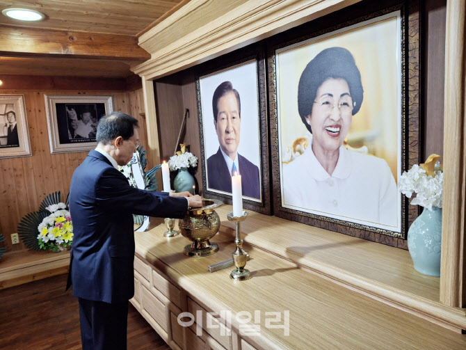 이석연, DJ 생가 하의도 방문…“용서·화해 정신 이어갈 것”
