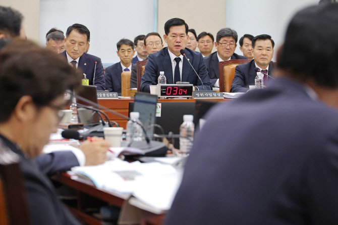 HD현대重 '보안감점' 논란…해석 뒤집은 방사청, 국회도 법령 '오독'