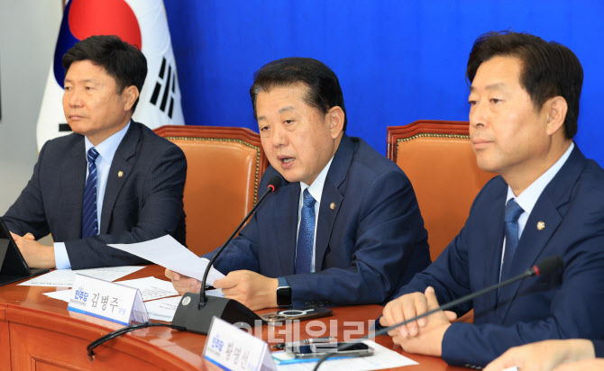 [포토]캄보디아 활동 성과 브리핑하는 김병주 단장