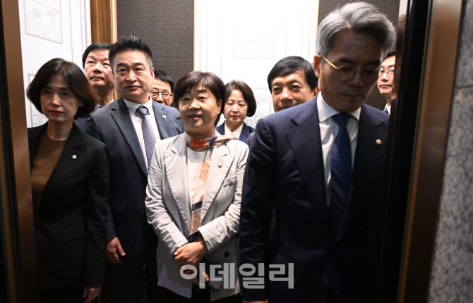 '개혁'의 이름으로 자행되는 '폭력'[생생확대경]