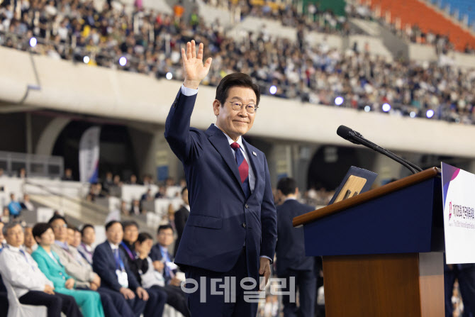 李대통령 지지율 52.2%, 1.3%p 하락…민주·국힘 격차 9.8%p [리얼미터]