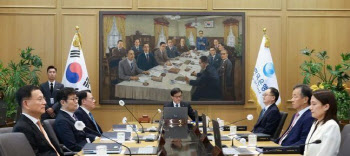 전문가 11명 전원 ‘금리 동결’…“11월엔 인하할 것”[금통위폴]