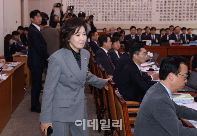 [포토]법사위 국정감사장 이석하는 나경원 의원